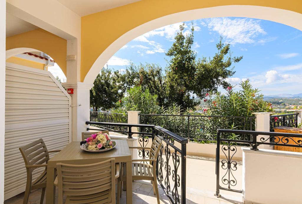 Appartamento Familiare con Vista Mare Parziale (2 Adulti + 2 Bambini)